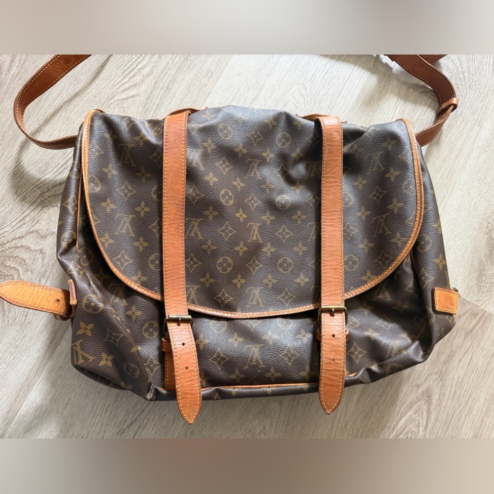 Louis Vuitton Monogram Saumur 43 Canvas Messenger Bag with Tan Leather Trim - Picture 2 of 16